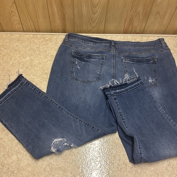 Maurices Distressed Cropped Jeans - Picture 6 of 6